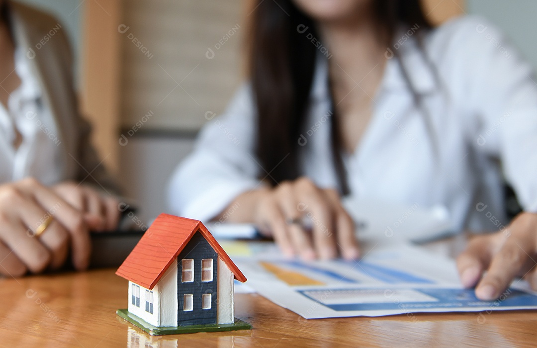 Conceito de negócios de comércio doméstico, a equipe de vendas domésticas está planejando atingir o objetivo. Eles estão analisando os dados. A casa modelo colocou o foco frontal em casa.