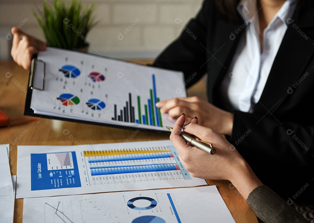 Iniciar conceitos de negócios, novos funcionários do escritório estão analisando dados de gráficos. Eles verificam a precisão dos dados do gráfico.