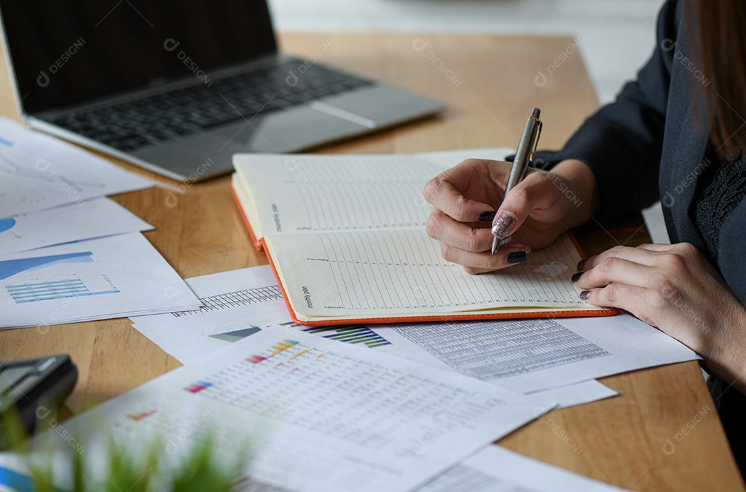 Iniciar conceitos de negócios Os executivos da nova geração estão anotando o trabalho.