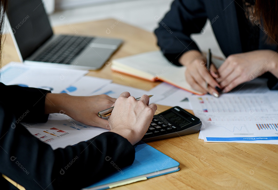 Iniciar conceitos de negócios, novos funcionários do escritório estão analisando dados de gráficos. Eles usam uma calculadora e verificam o gráfico de dados.