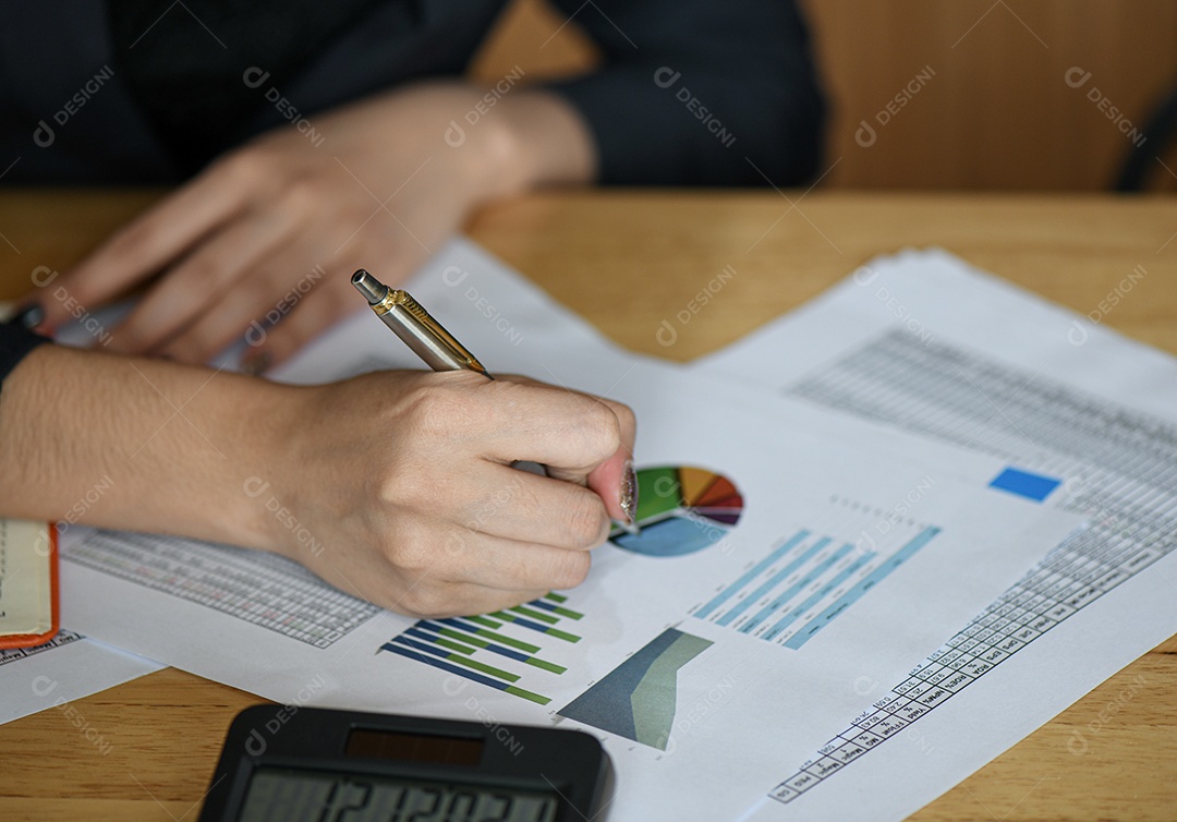 Inicie os conceitos de negócios, a equipe de contabilidade está resumindo o orçamento da empresa. Ela usa uma calculadora e analisa o gráfico de dados, o conceito de contabilidade