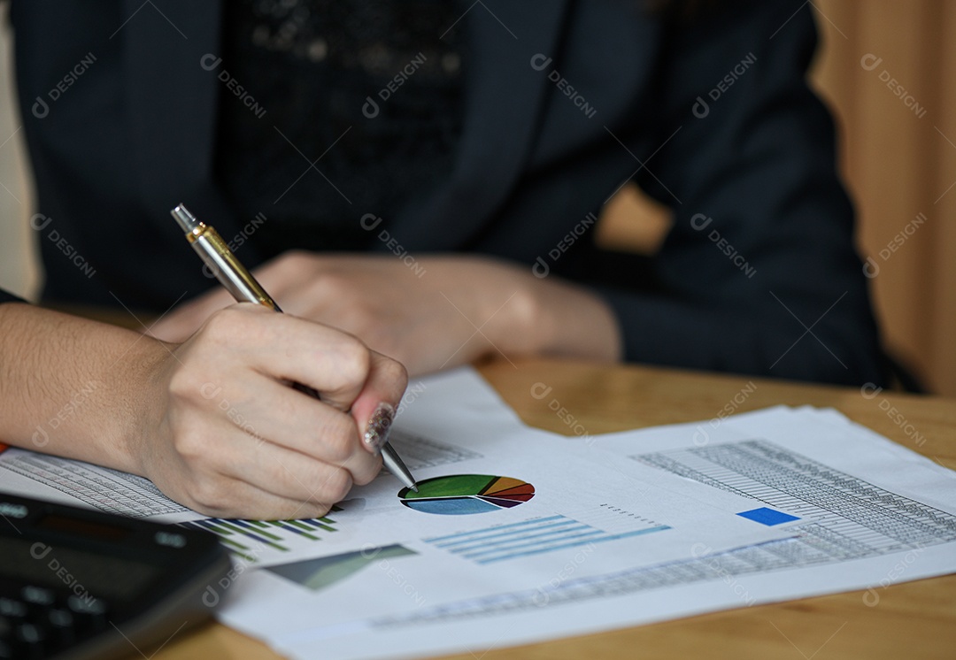 Inicie os conceitos de negócios, a equipe de contabilidade está resumindo o orçamento da empresa. Ela usa uma calculadora e analisa o gráfico de dados, o conceito de contabilidade