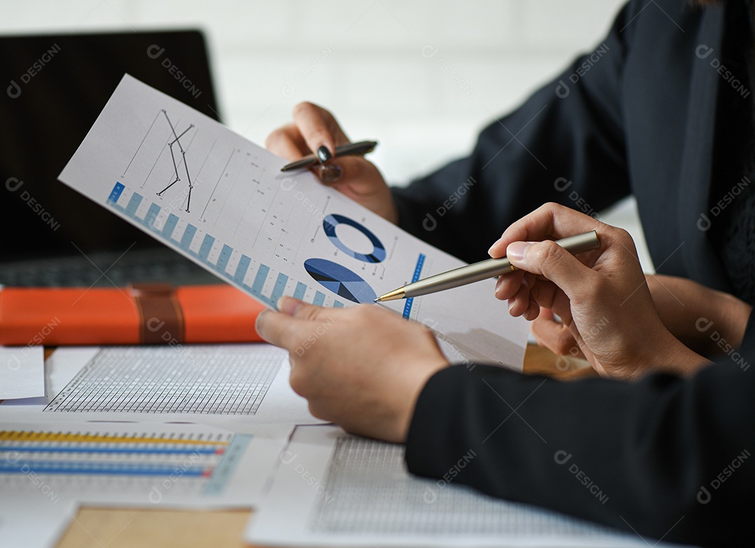 Iniciar conceitos de negócios, novos funcionários do escritório estão analisando dados de gráficos. Eles verificam a precisão dos dados do gráfico.