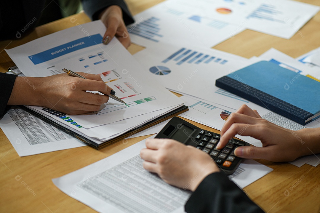 Iniciar conceitos de negócios, novos funcionários do escritório estão analisando dados de gráficos. Eles usam uma calculadora e verificam o gráfico de dados.