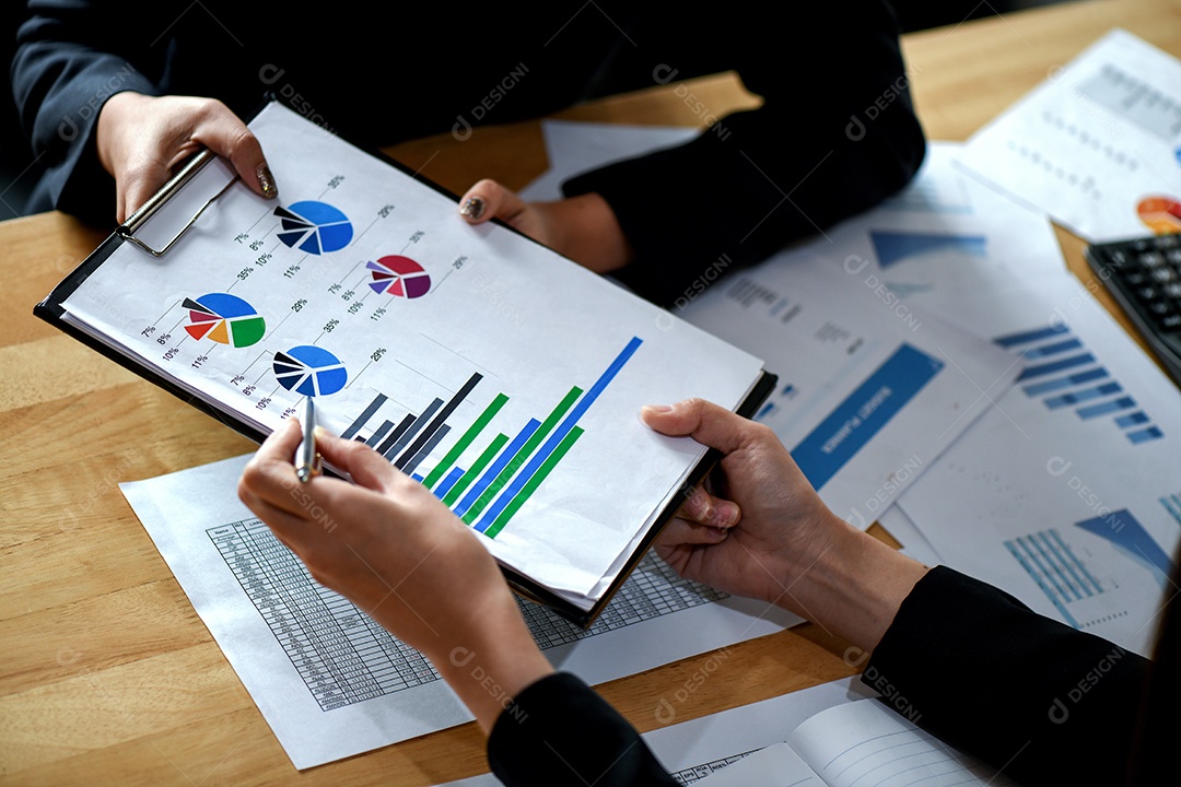 Equipe do escritório está resumindo o trabalho para apresentar a gestão, imagem para o conceito de negócios.