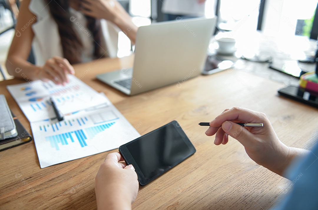 Mão de uma mulher de negócios está usando um telefone celular para encontrar informações. Ela está digitando uma mensagem na tela do telefone.