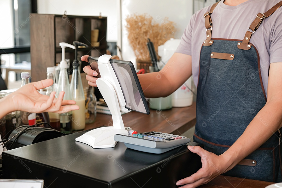 Barista está usando a tela para receber pedidos de clientes que estão apontando para pedir café.