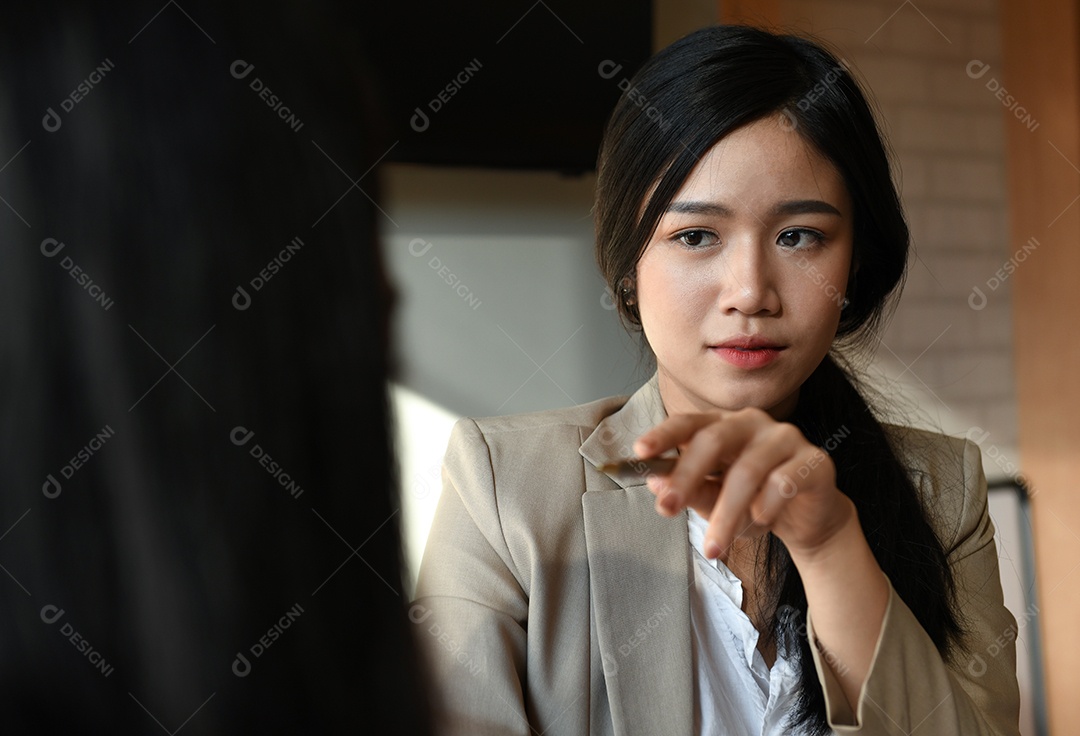 Executivos do sexo feminino estão culpando os funcionários, Executivo feminino de tiro de perto.