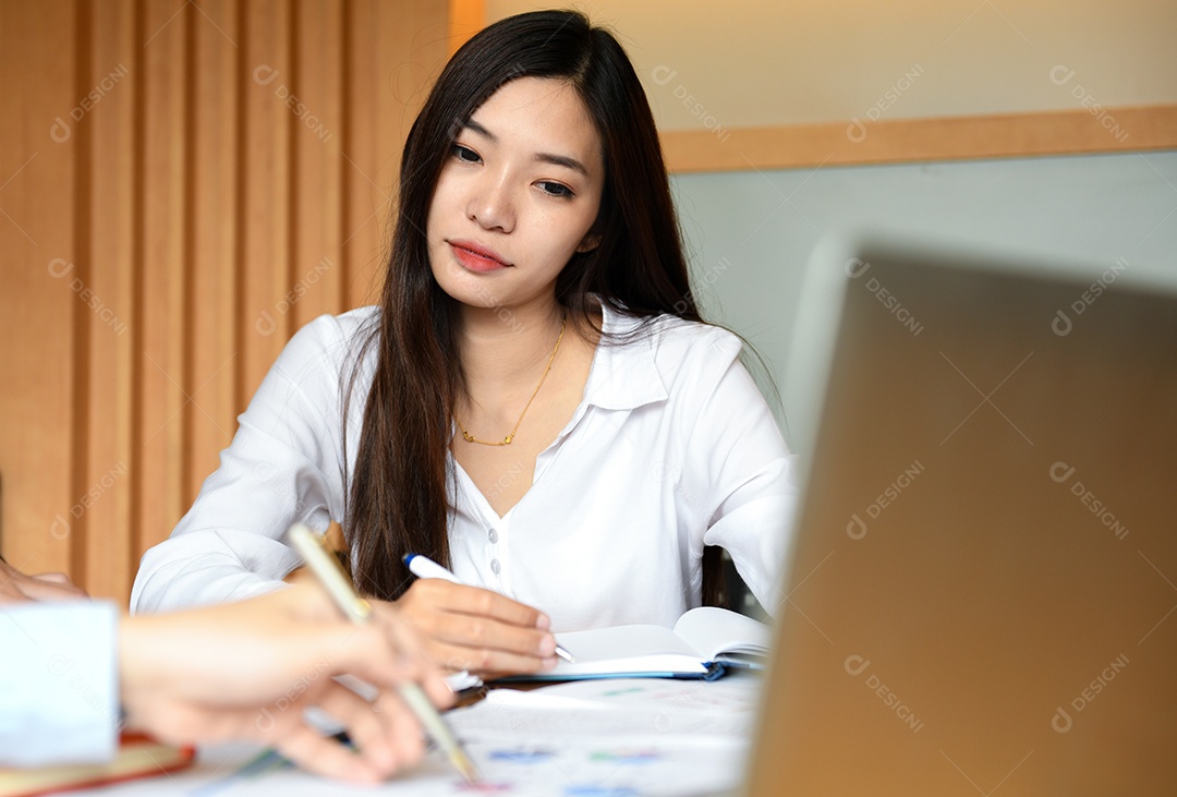 Trabalhadoras de escritório femininas ouvindo análise de trabalho.