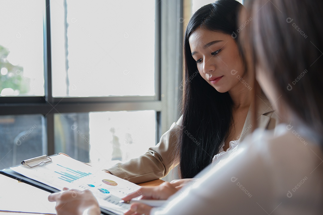 Supervisor feminino está ouvindo a apresentação da equipe.