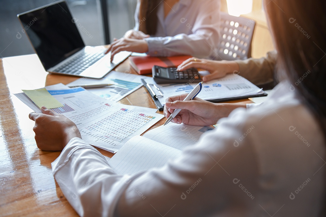 Três trabalhadores de escritório de menina estão trabalhando. Eles usam uma calculadora e um laptop.