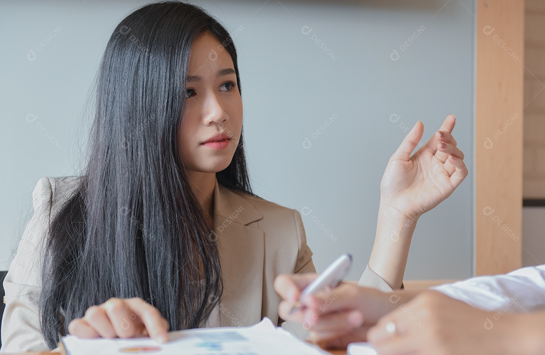 Supervisor feminino está ouvindo a apresentação da equipe.