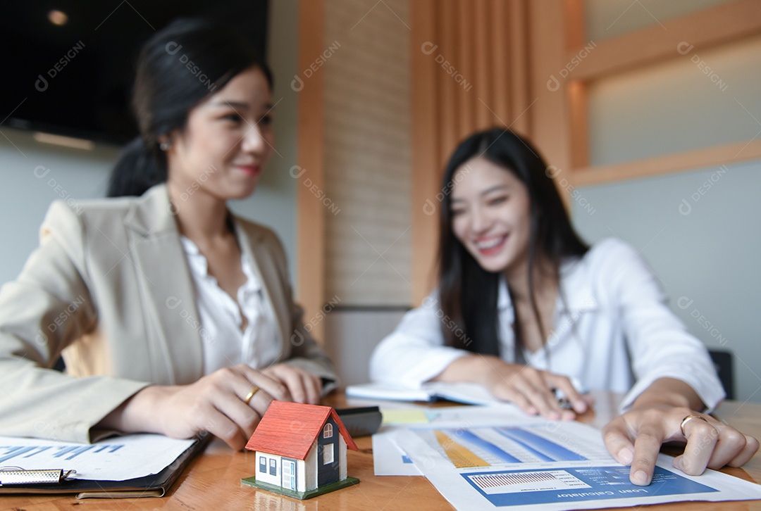 Supervisor feminino está ouvindo a apresentação da equipe.