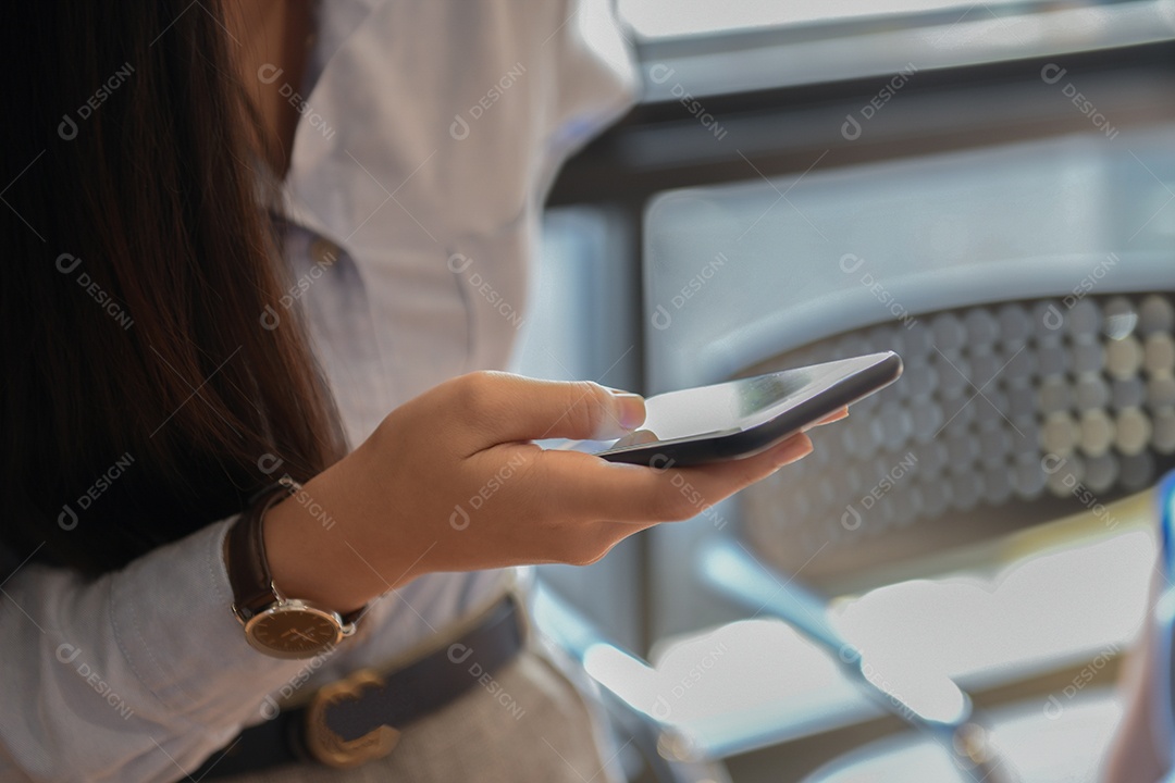 O escritório da menina está usando um smartphone.