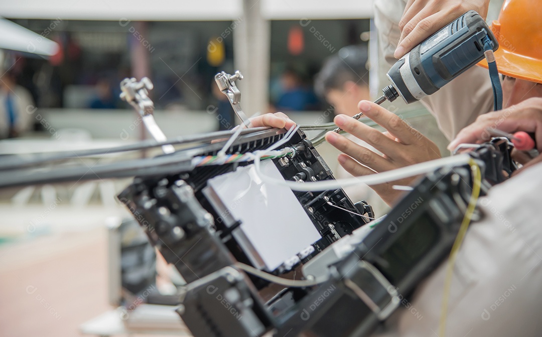 Técnicos estão instalando gabinetes de fibra óptica para internet de alta velocidade.