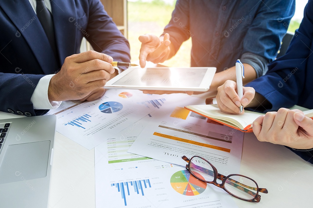 conceitos de negócios, pessoas de negócios ouvem a análise de funcionários, trabalhador de escritório usando um tablet para apresentar análise de dados, secretário observa a reunião ao lado.