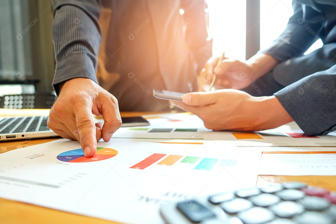 Equipe de negócios está analisando os dados do gráfico. A equipe apontou para o gráfico de dados.