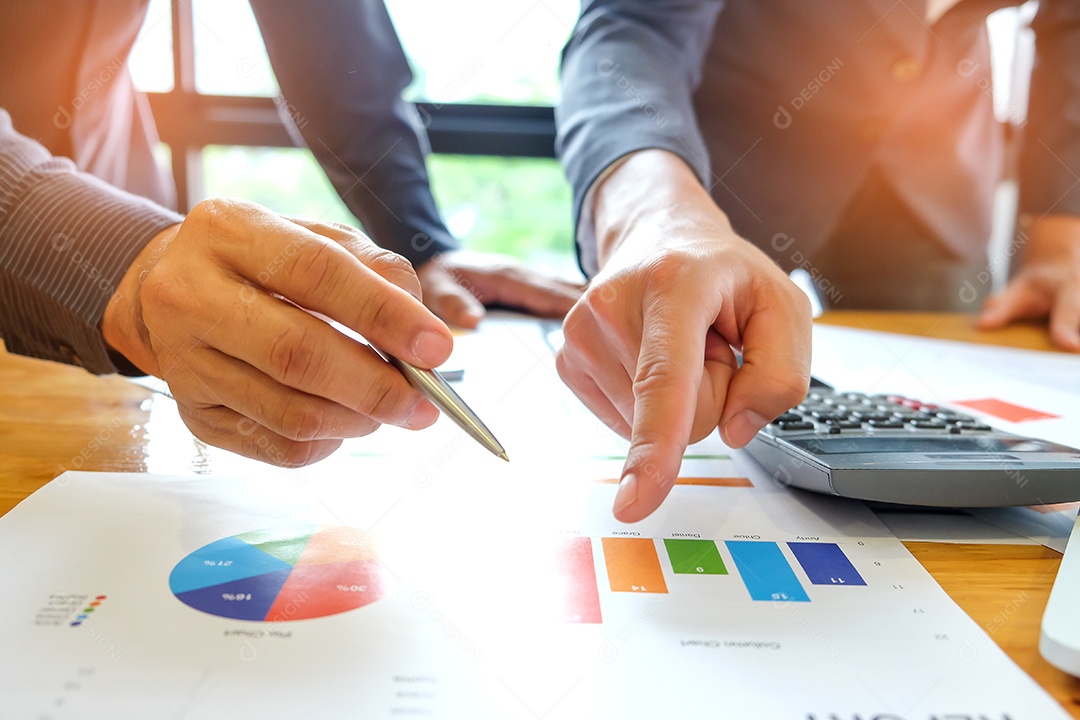 Equipe de negócios está analisando os dados do gráfico. A equipe apontou para o gráfico de dados.