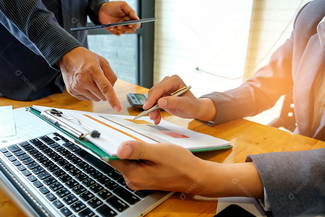 Equipe de negócios está analisando os dados do gráfico. A equipe apontou para o gráfico de dados.