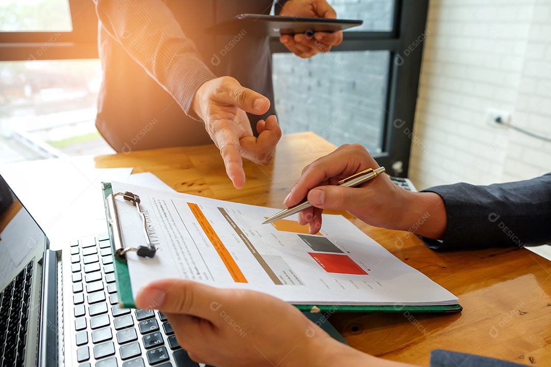 Equipe de negócios está analisando os dados do gráfico. A equipe apontou para o gráfico de dados.