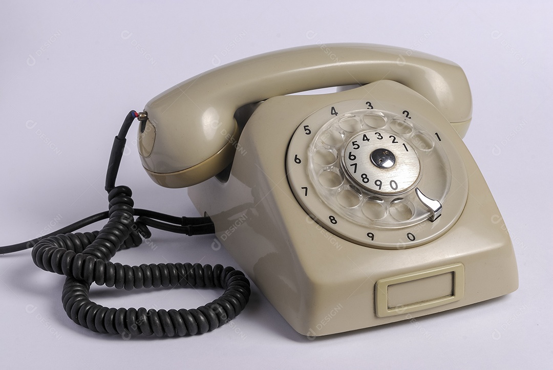 Telefone cinza, vintage clássico isolado no fundo branco