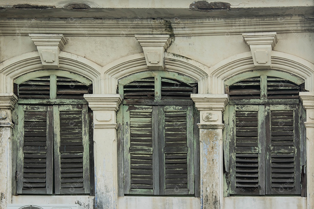 janelas no edifício antigo em estilo sino português