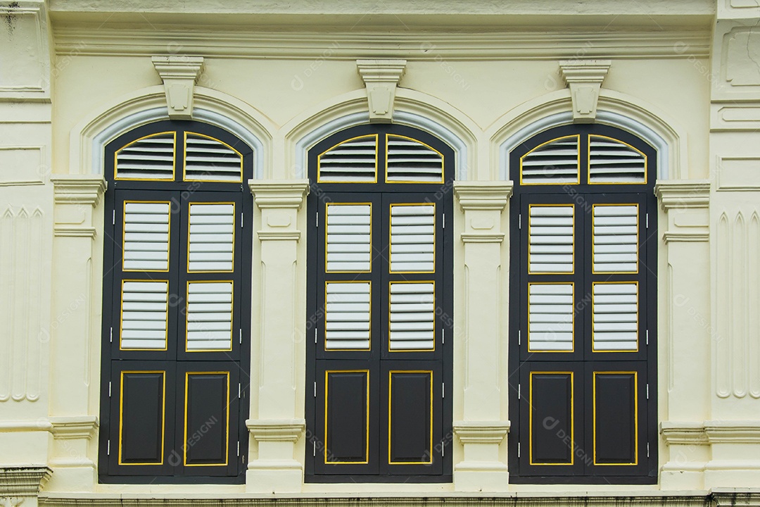 janelas no edifício antigo em estilo sino português