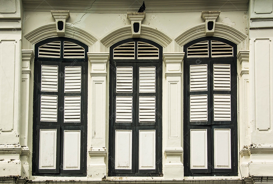 janelas no edifício antigo em estilo sino português
