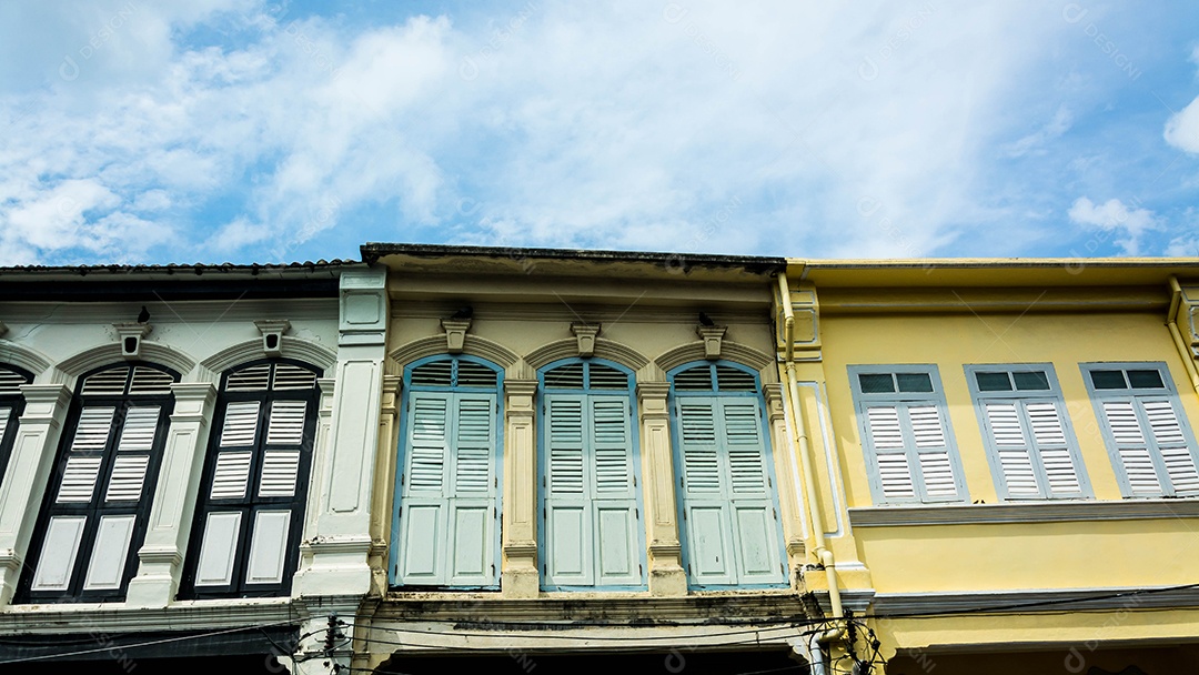 janelas no edifício antigo em estilo sino português