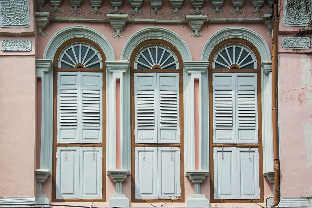 janelas no edifício antigo em estilo sino português