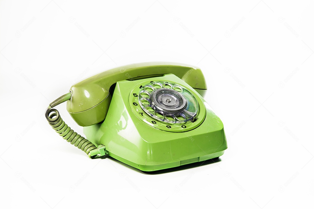Telefone Retrô Verde sobre fundo isolado branco