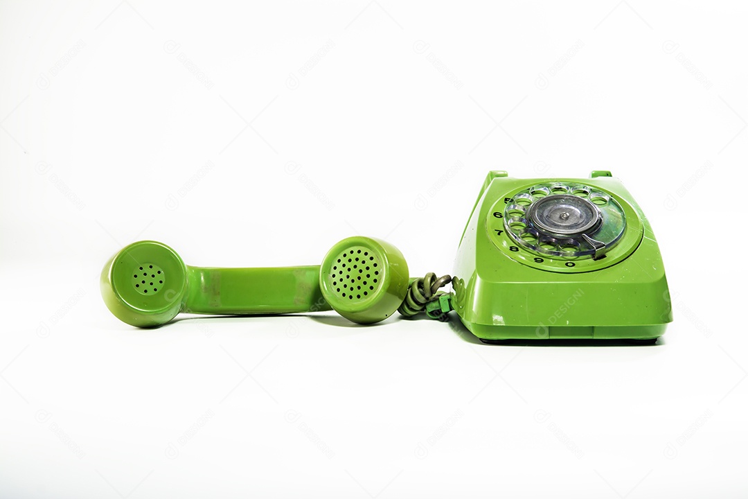 Telefone Retrô Verde sobre fundo isolado branco
