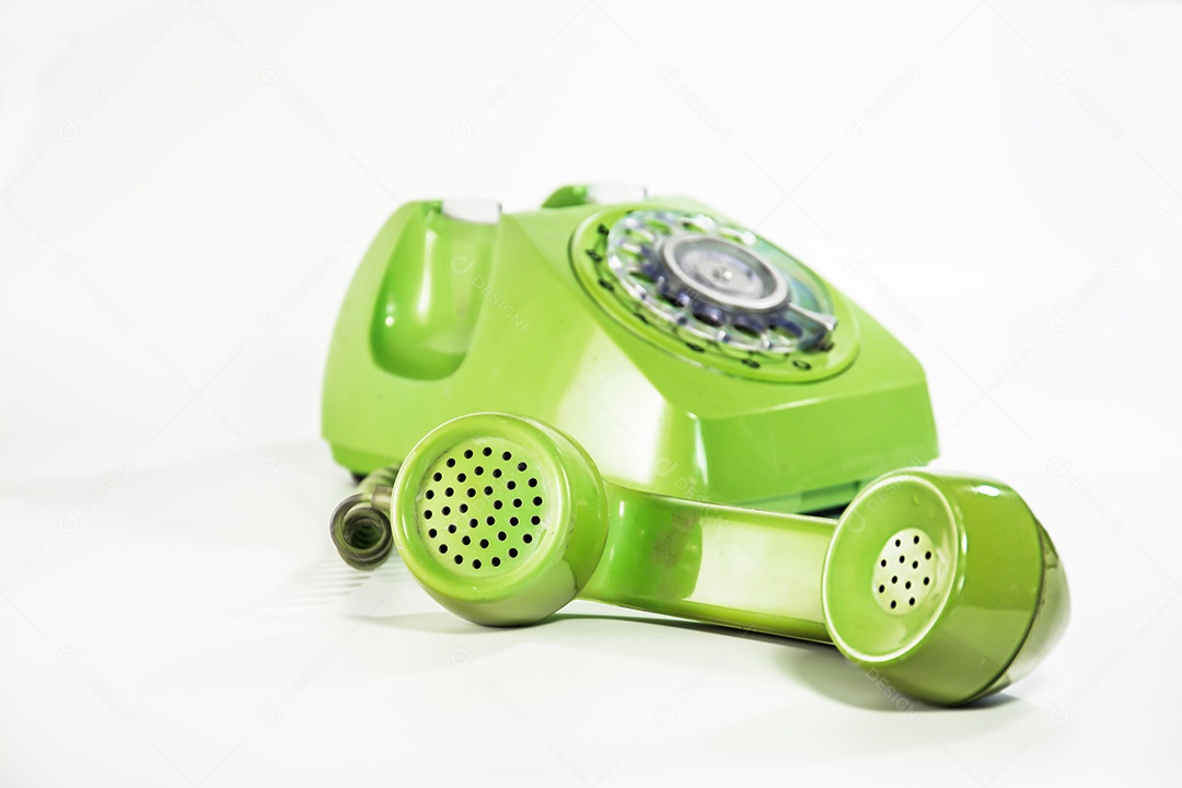 Telefone Retrô Verde sobre fundo isolado branco
