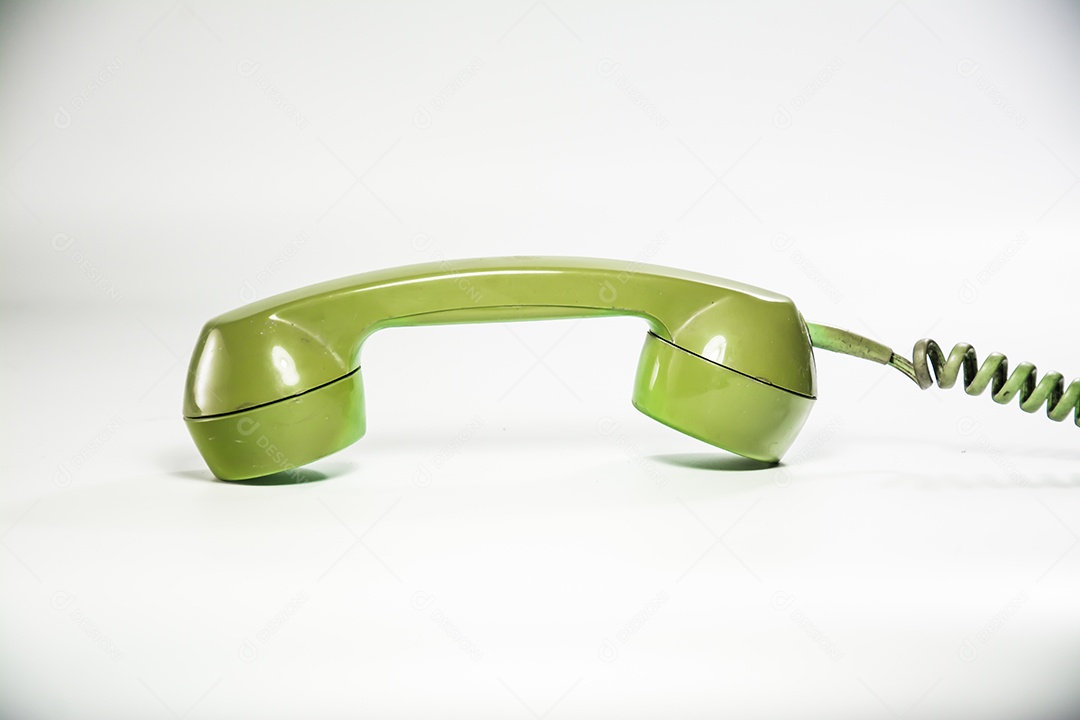 Telefone Retrô Verde sobre fundo isolado branco