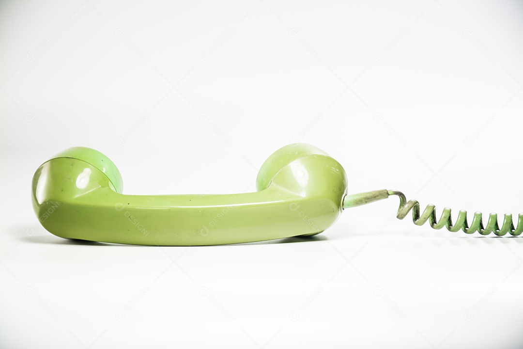 Telefone Retrô Verde sobre fundo isolado branco