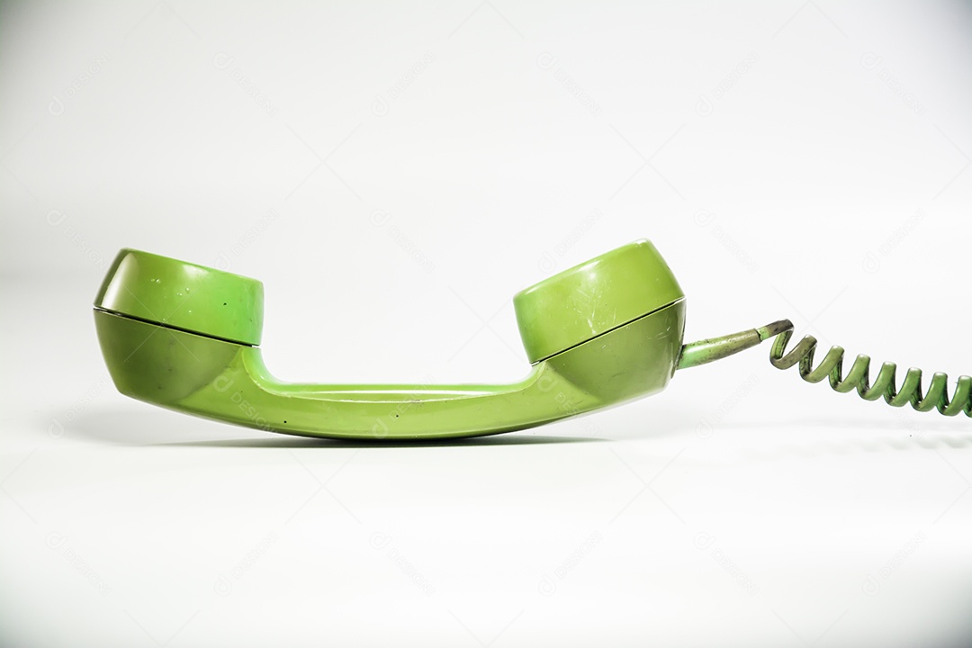 Telefone Retrô Verde sobre fundo isolado branco