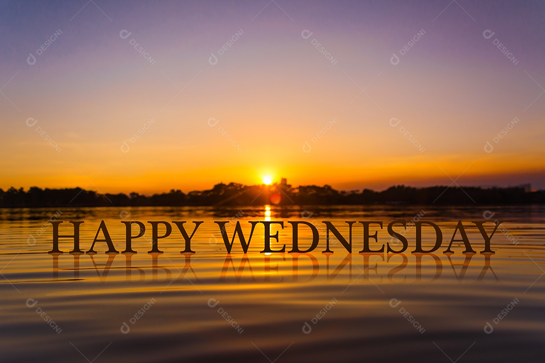 FELIZ QUARTA-FEIRA com água do pôr do sol, hora do crepúsculo