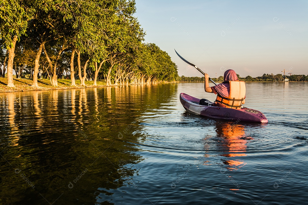 mulher em caiaque barco na água