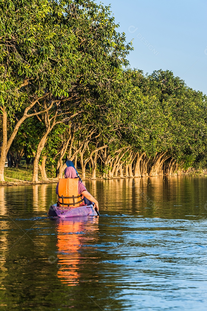 mulher em caiaque barco na água