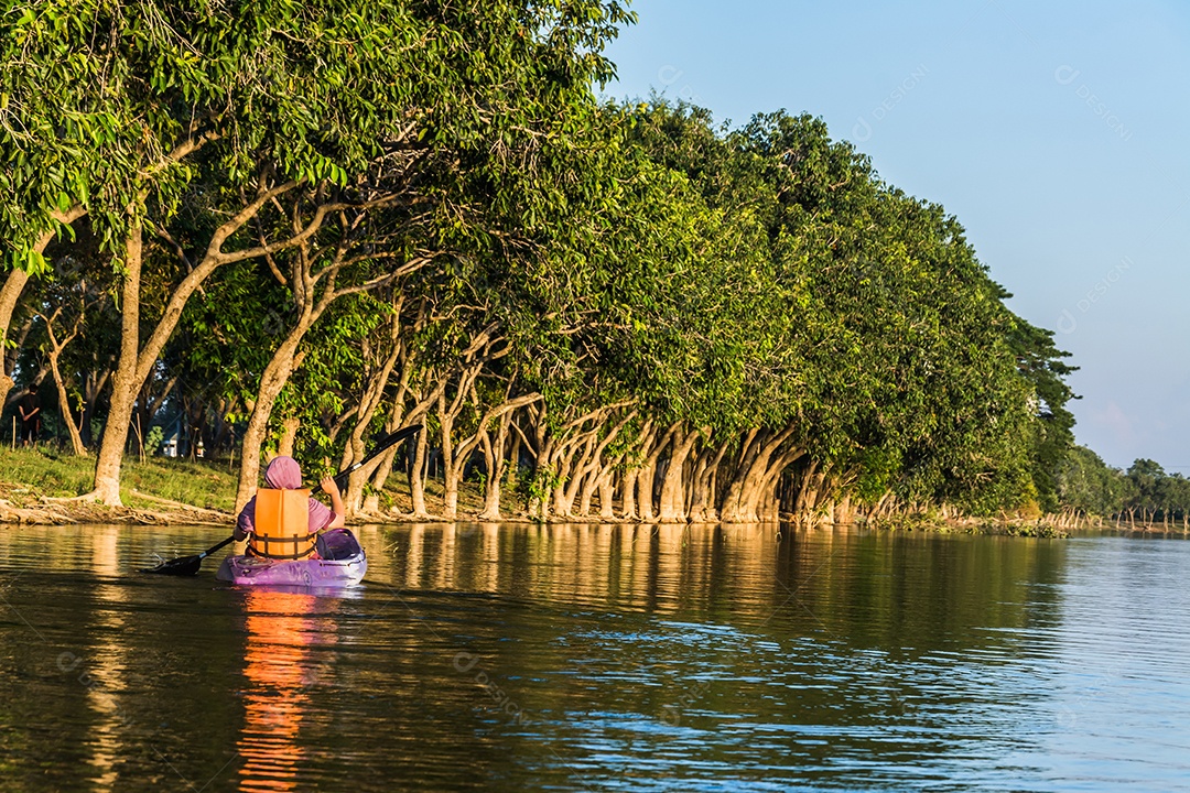 mulher em caiaque barco na água