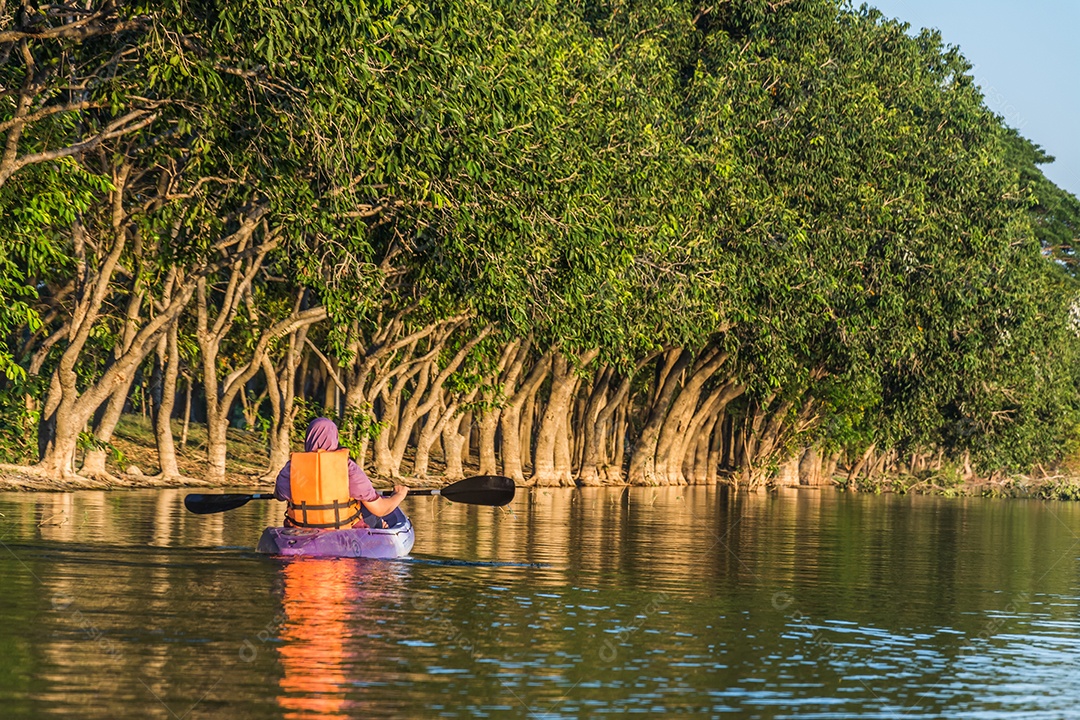 mulher em caiaque barco na água