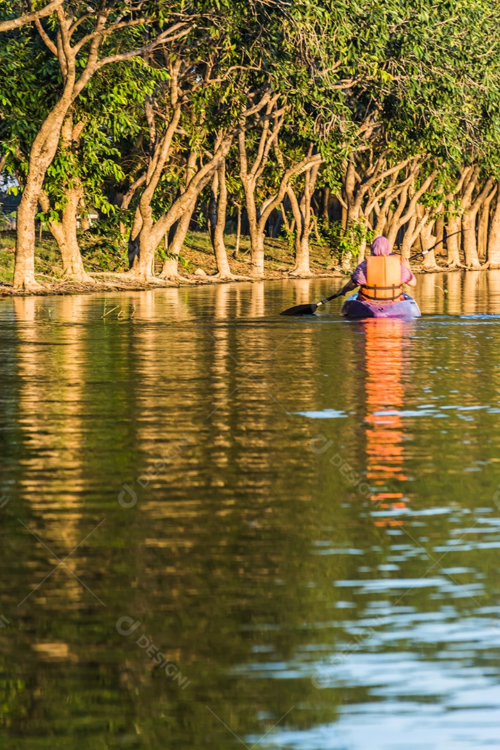 mulher em caiaque barco na água