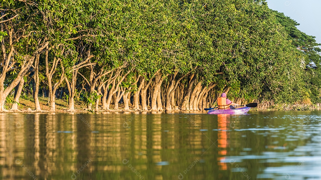 mulher em caiaque barco na água