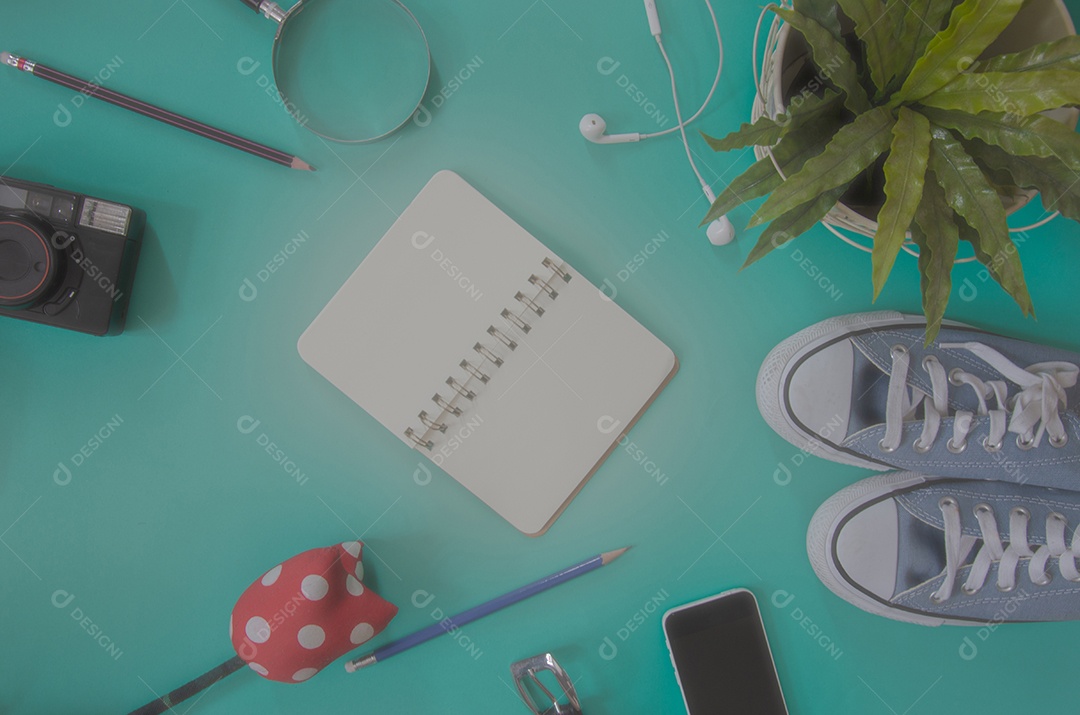 Itens de viajante em fundo verde