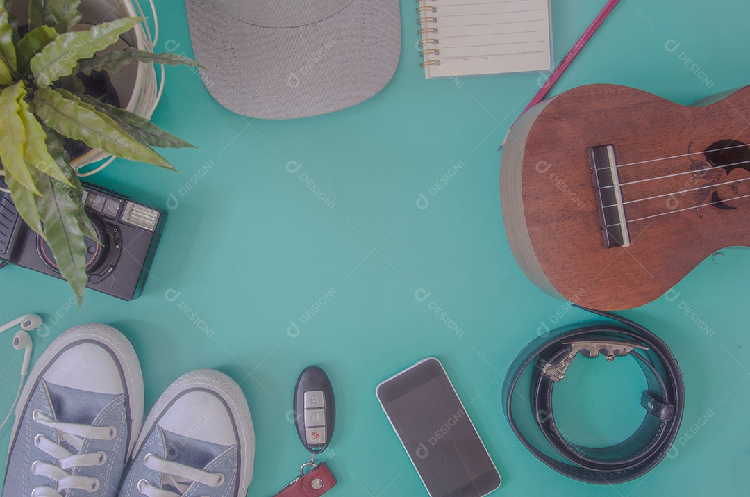 Itens de viajante em fundo verde