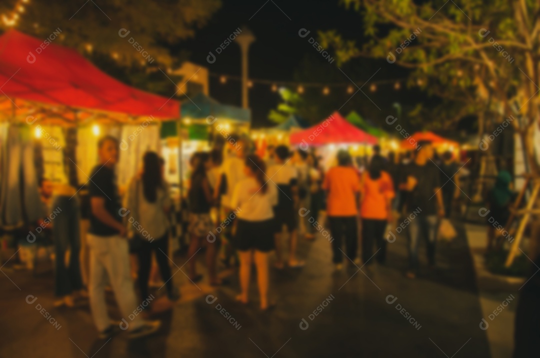 Imagem desfocada de Turistas do mercado noturno do Festival do borrão.