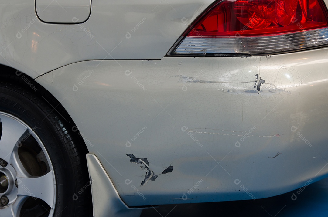 Carro danificado do acidente do para-choque traseiro