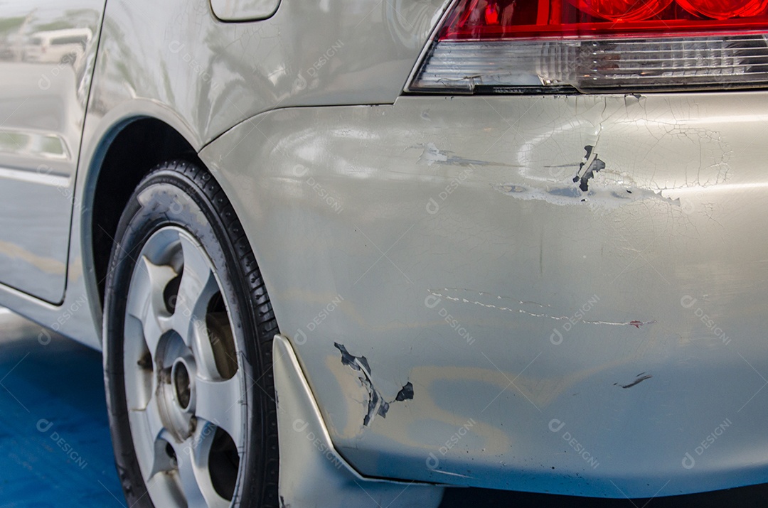 Carro danificado do acidente do para-choque traseiro