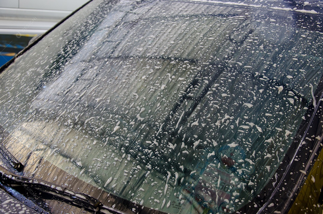 Lavagem de carro com espuma na lavagem de carro