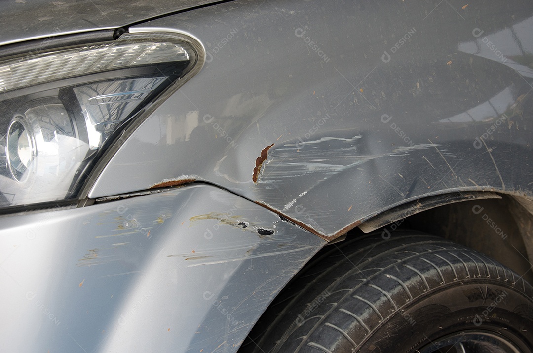 carro com frente danificada por acidente